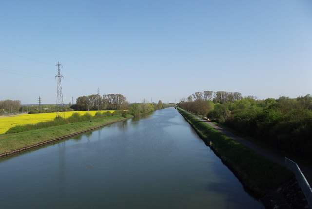 Canal des mines de fer de la Moselle à Talange, plan d'eau rectiligne entre les arbres