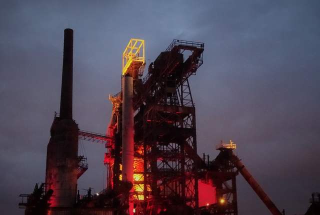 Haut-fourneau U4 d'Uckange illuminé la nuit, silhouette industrielle rouge