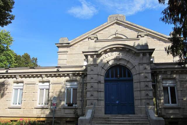 Ancienne salle des fêtes de Villerupt, façade en pierre à fronton et porte bleue