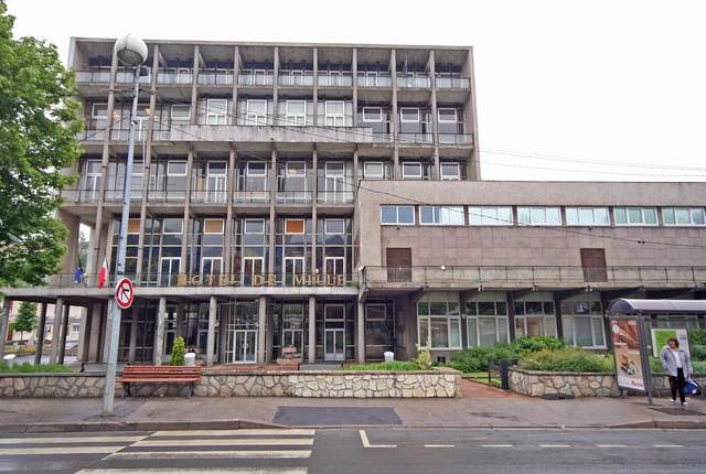 Hôtel de ville de Villerupt, bâtiment moderne à plusieurs niveaux