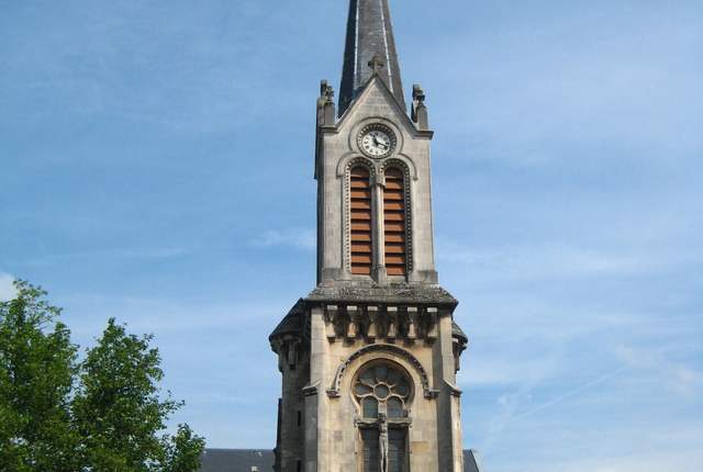 Église de Villerupt, façade en pierre et clocher à flèche