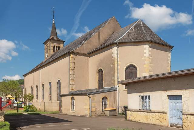 Église Saint-Denis de Volmerange-les-Mines, nef ocre et clocher à flèche d'ardoise