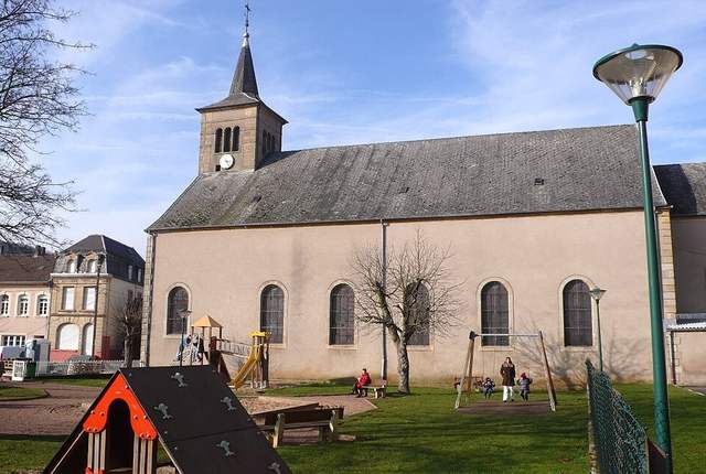 Église de Volmerange-les-Mines et maisons du village, aire de jeux au premier plan