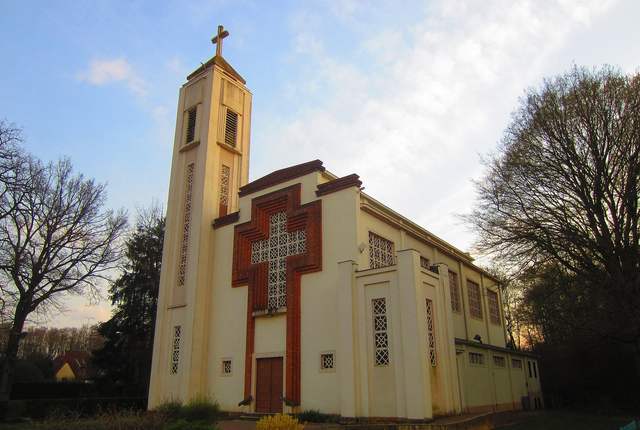 Église de Yutz-Cité, façade en béton clair à grande croix et clocher-tour