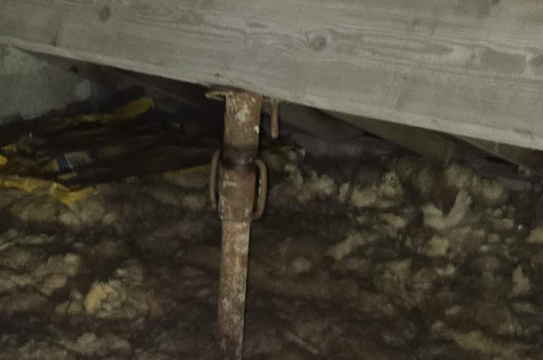 Étai posé sous une panne le temps d'une reprise de charpente