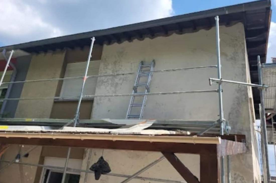 Échafaudage dressé devant une façade en cours de ravalement