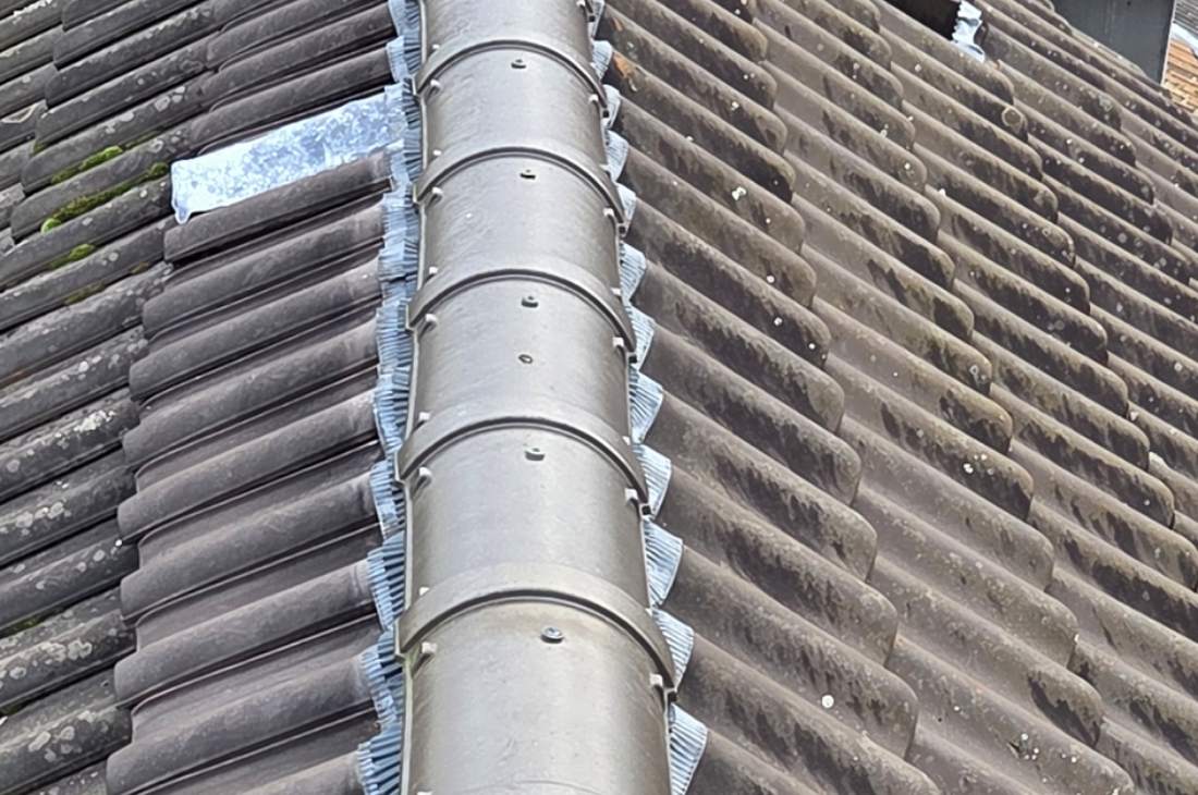 Faîtage reposé à sec sur closoirs ventilés, contrôlé en fin de chantier