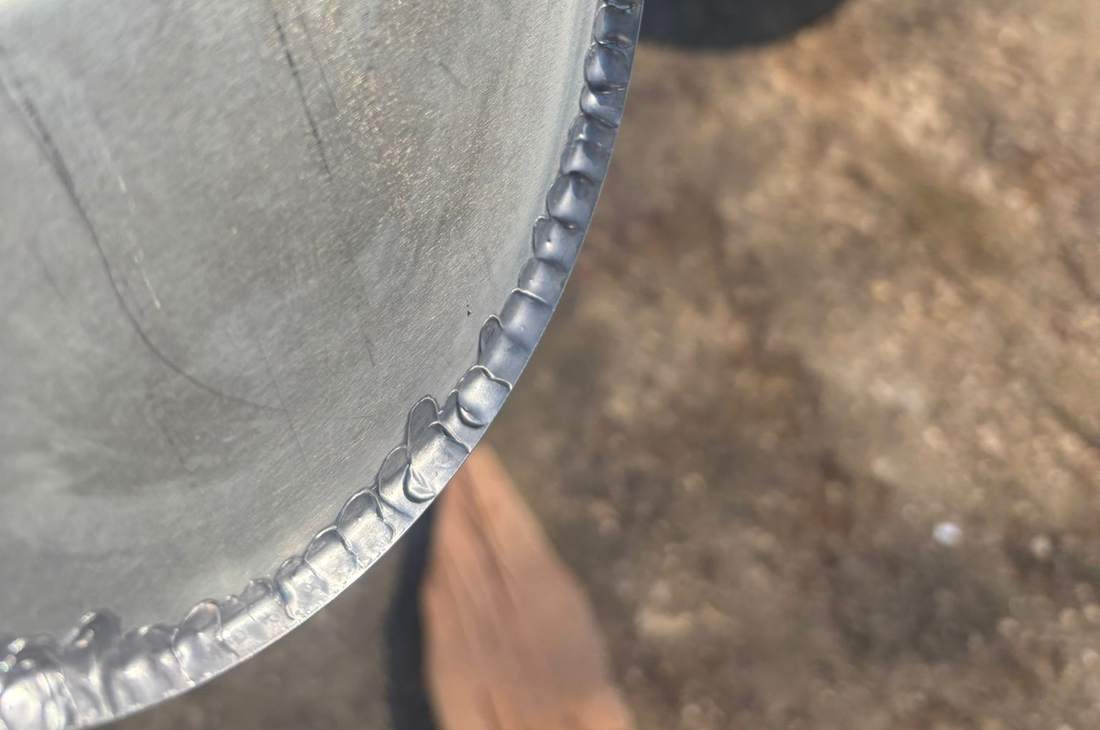 Fond de gouttière en zinc soudé à l'étain, vu de près