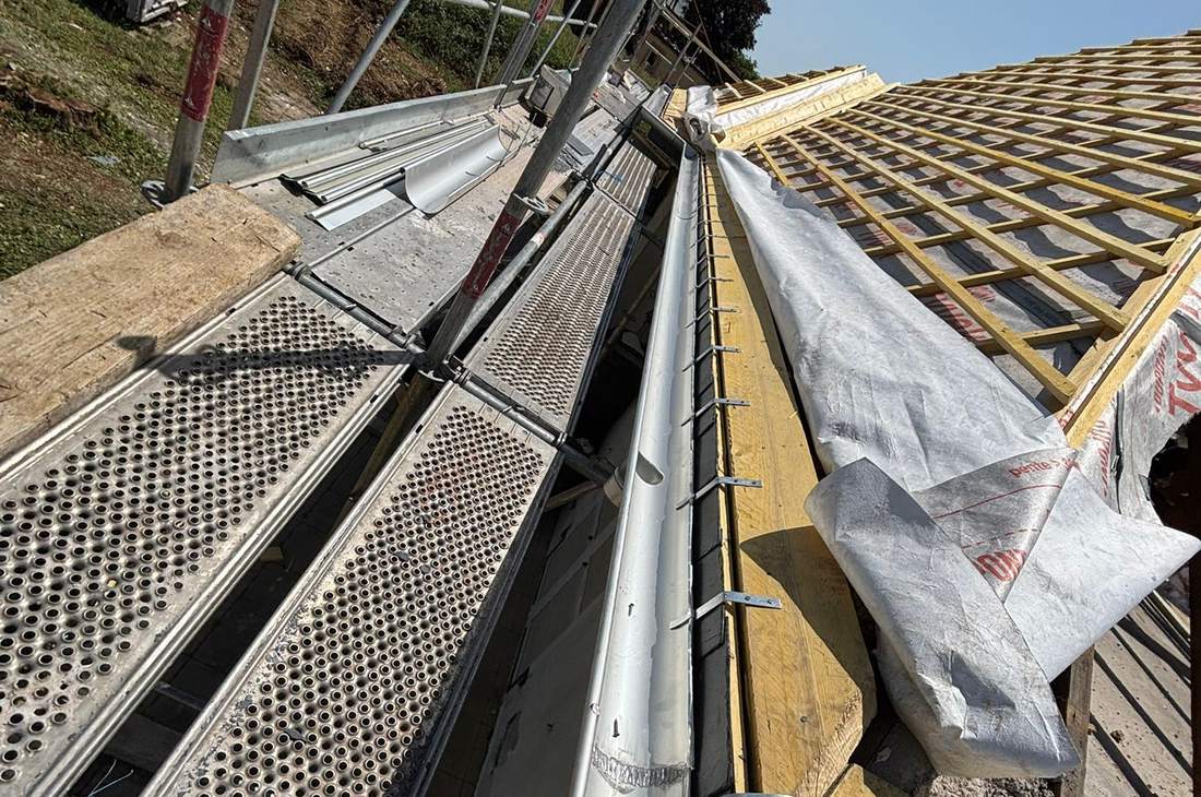Gouttière en zinc neuve posée sur un chantier de couverture