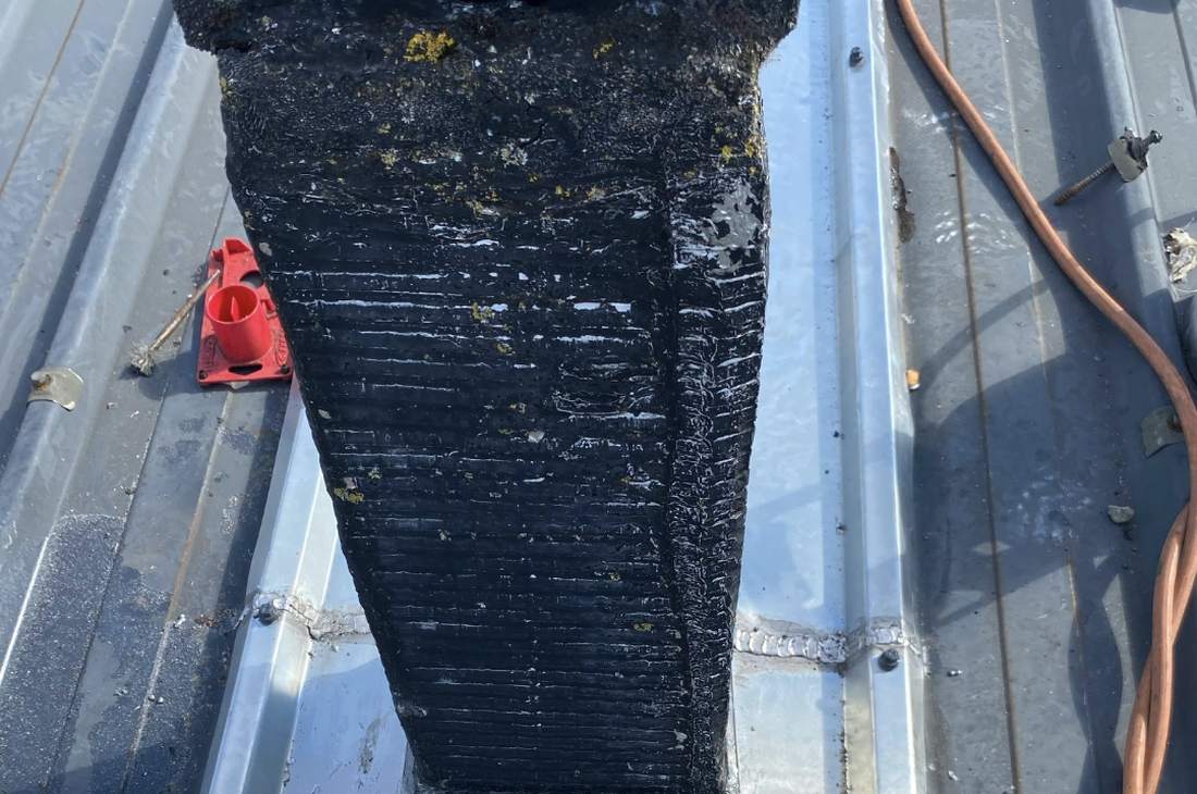 Habillage de conduit terminé, soudures zinc