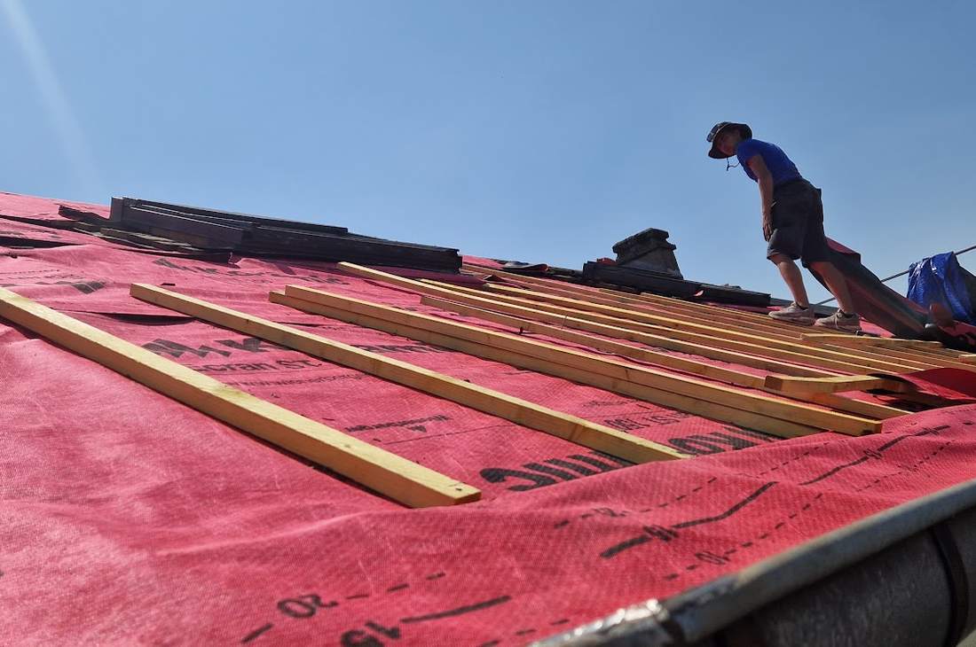 Pose des liteaux sur l'écran de sous-toiture, à deux