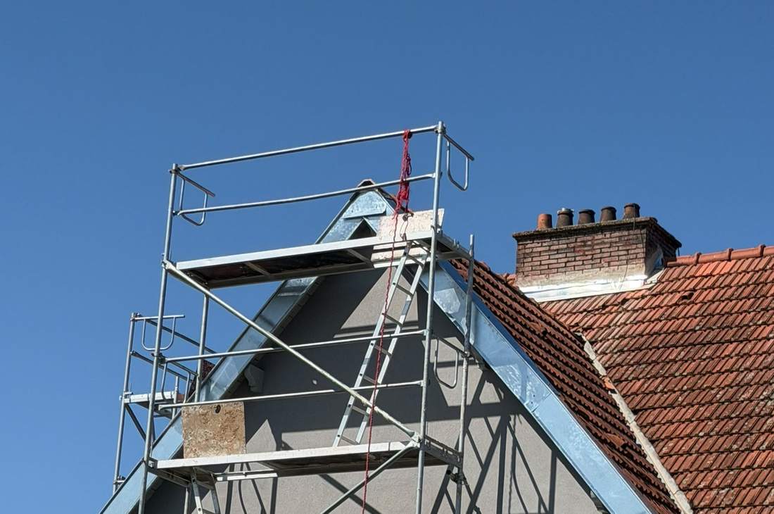Échafaudage complet monté sur une maison avant travaux