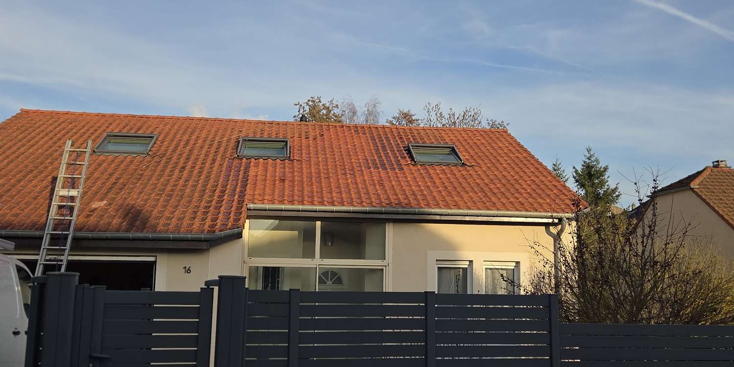 Maison terminée après rénovation de la toiture, Velux posés et échelle encore dressée