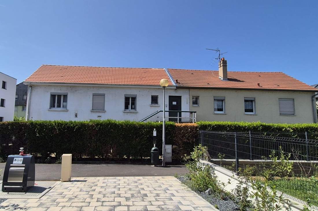 Maison au toit de tuiles neuf, vue d'ensemble depuis la cour pavée