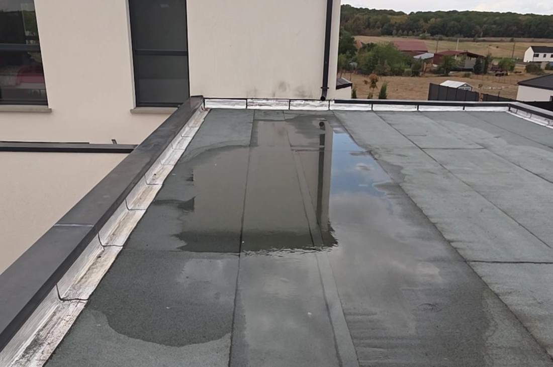 Membrane à protection ardoisée sous l'eau de contrôle