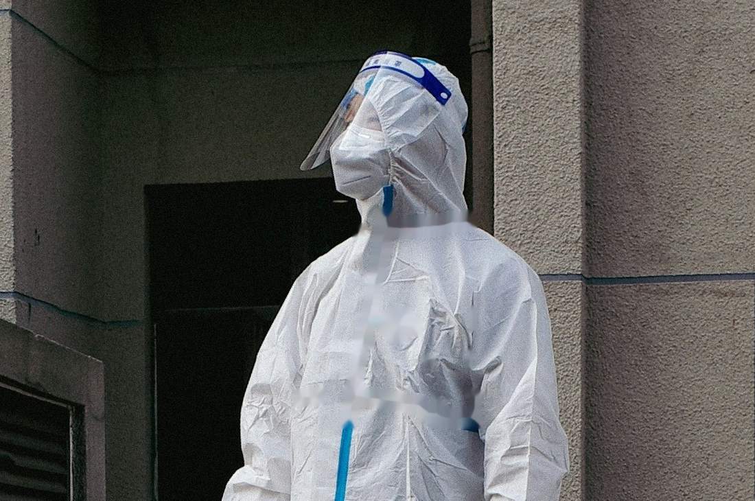 Opérateur en combinaison intégrale, masque et visière de protection