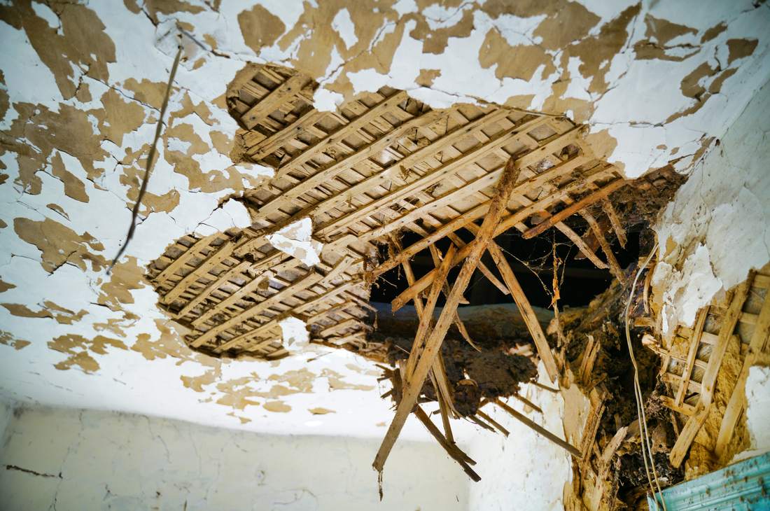 Plafond éventré, lattis à nu après un dégât des eaux : la zone se sécurise avant tout