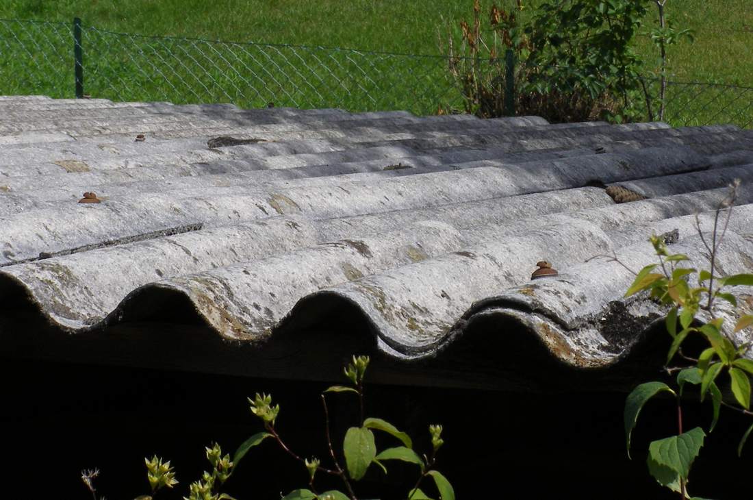 Plaques ondulées en fibrociment anciennes, à faire repérer
