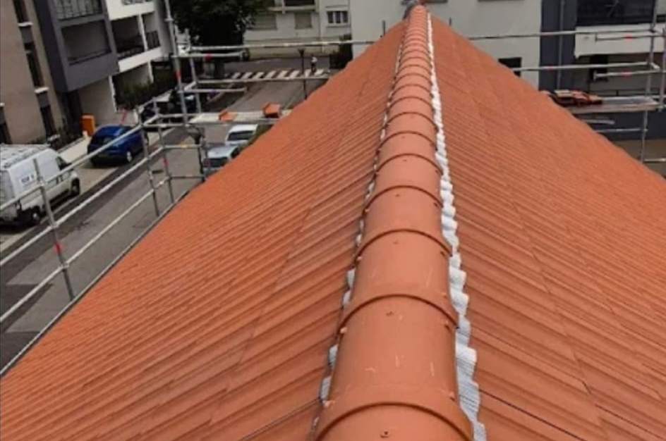 Pose du faîtage : faîtières en terre cuite alignées sur le closoir ventilé