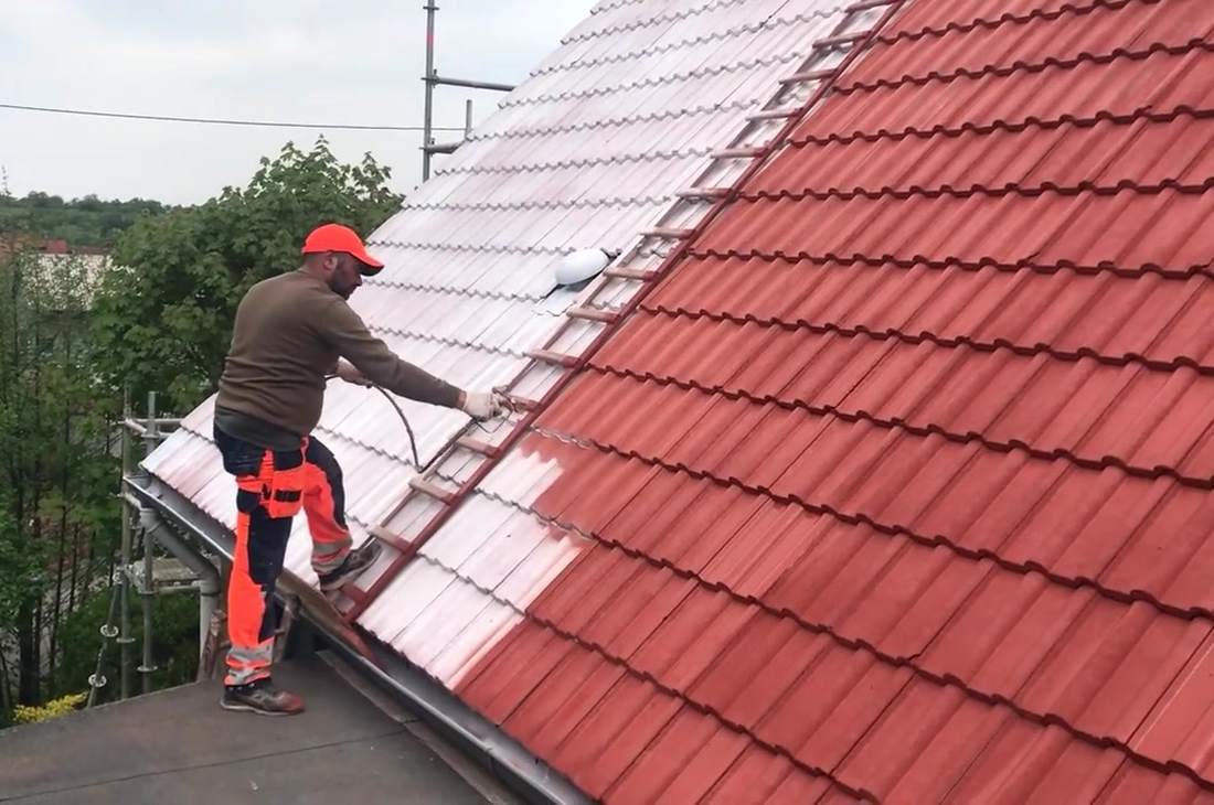 Application de la résine colorée au pulvérisateur, la démarcation visible