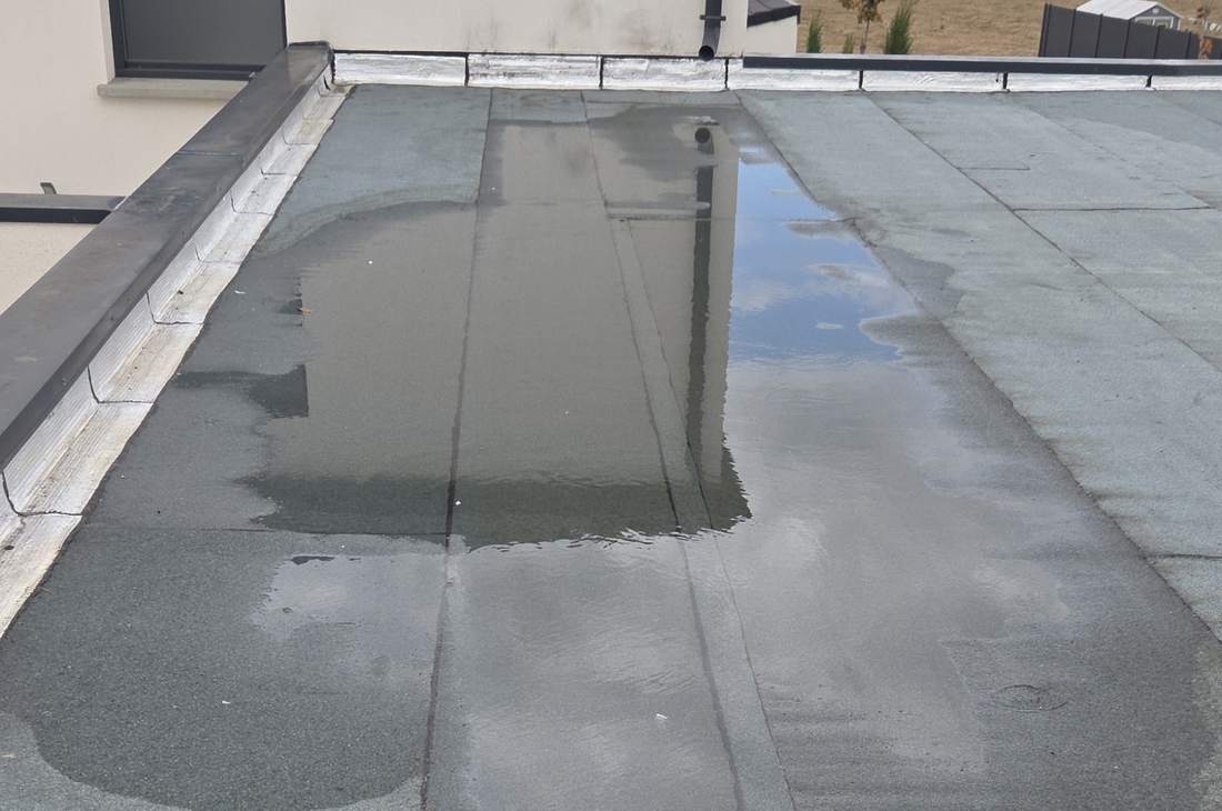 Relevés d'étanchéité au pied d'une façade sur une toiture-terrasse