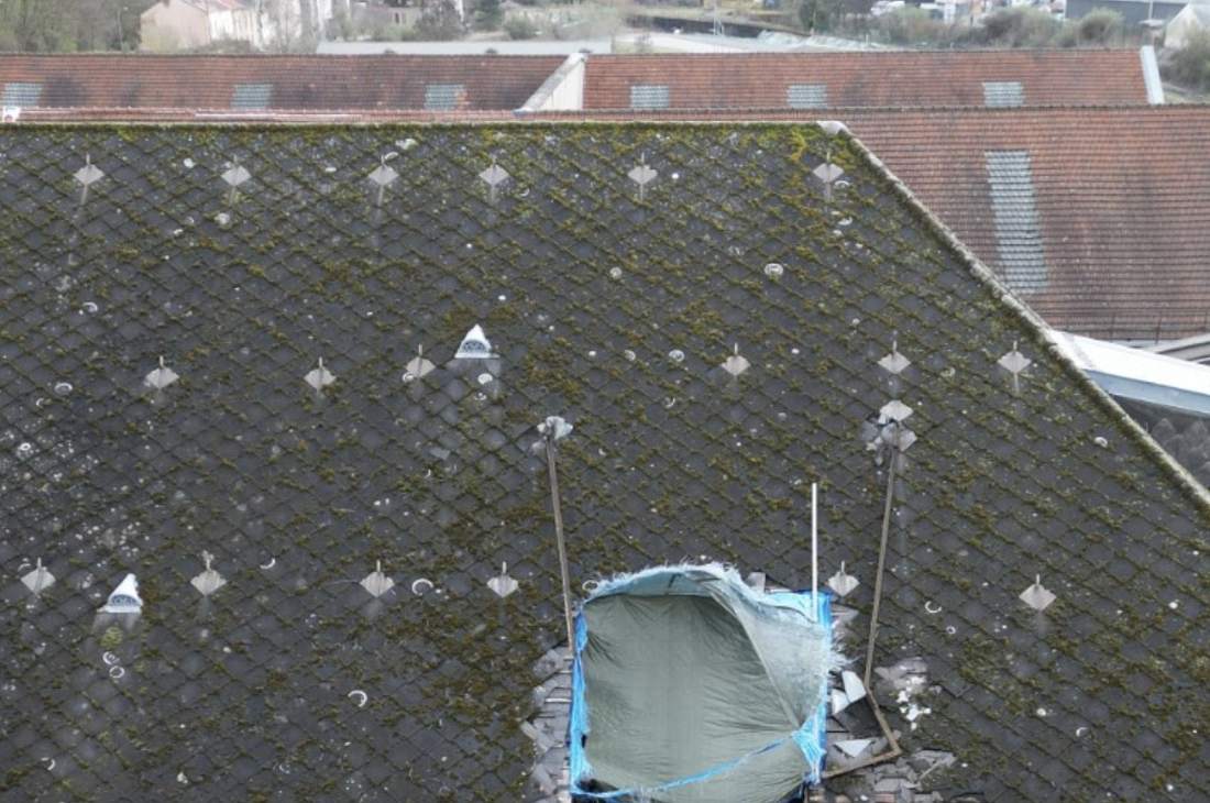 Toiture en ardoise effondrée et bâchée, repérée au drone