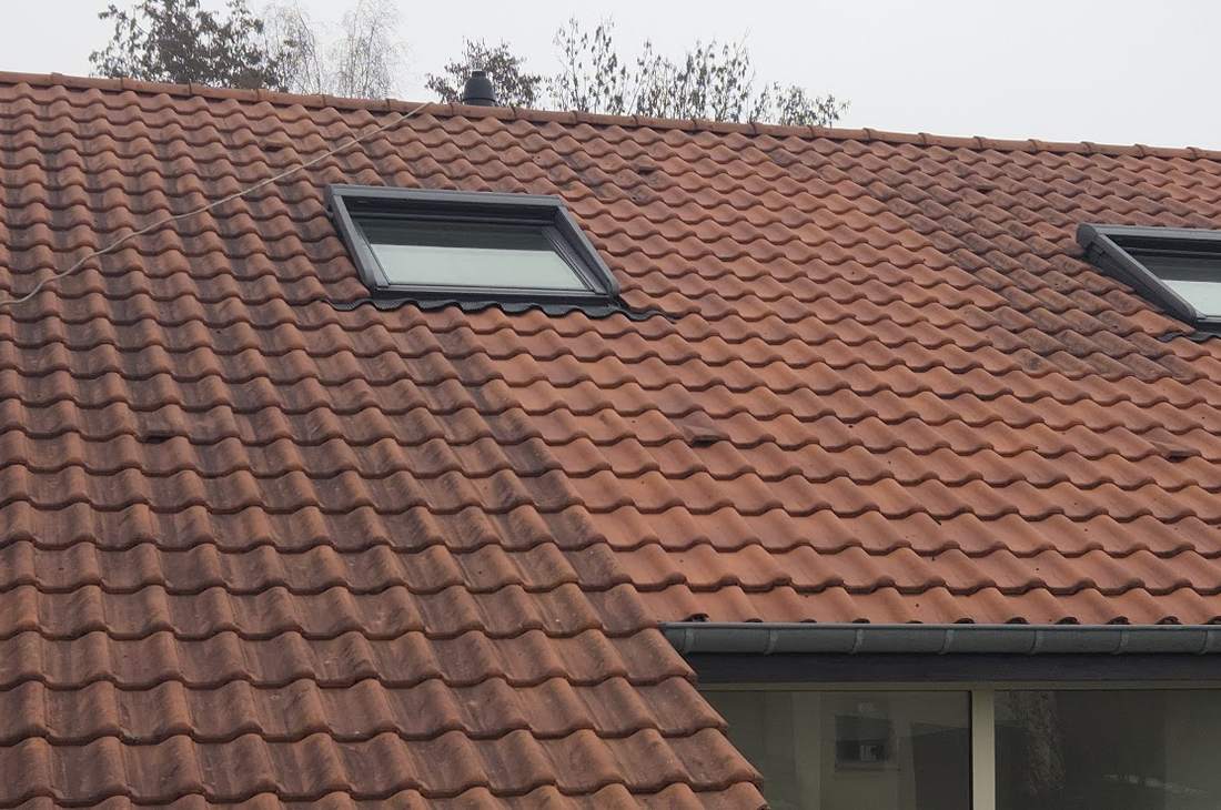 Toiture en tuiles : un pan encore encrassé, l'autre nettoyé