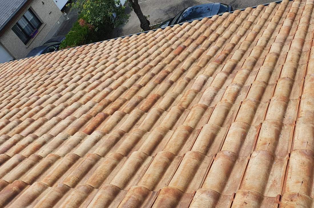Couverture neuve en tuiles double romane, rangs alignés sur toute la pente